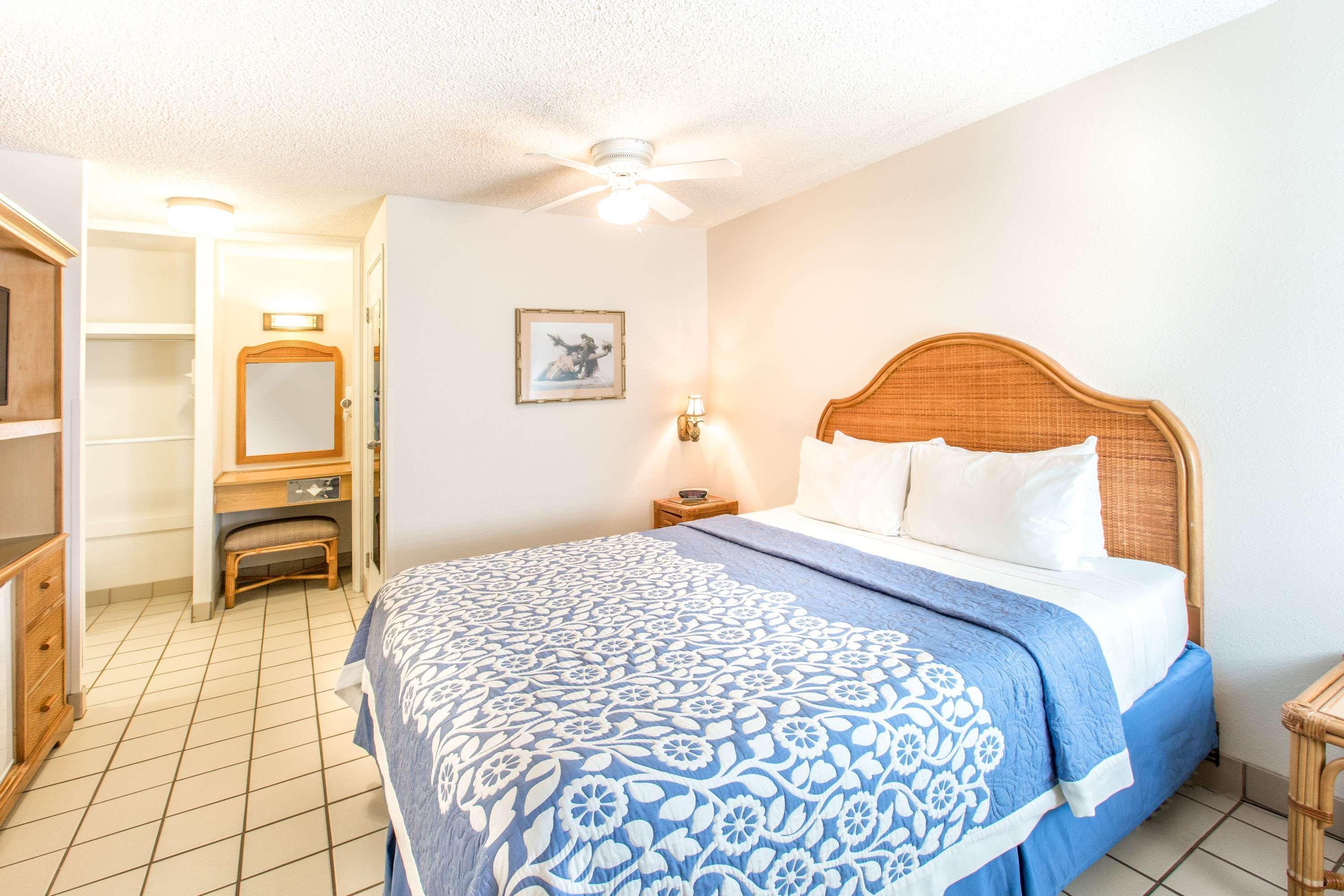 Days By Wyndham Maui Oceanfront Hotel