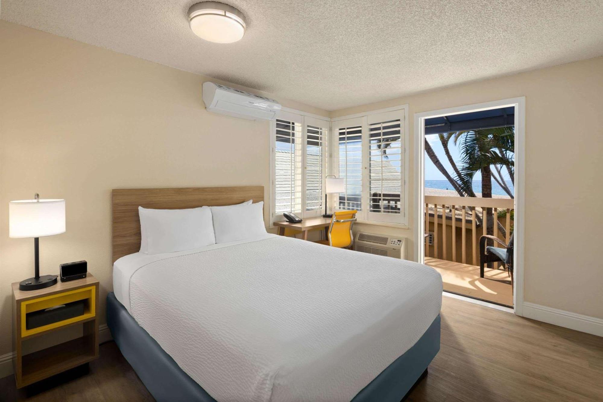 Days By Wyndham Maui Oceanfront Hotel