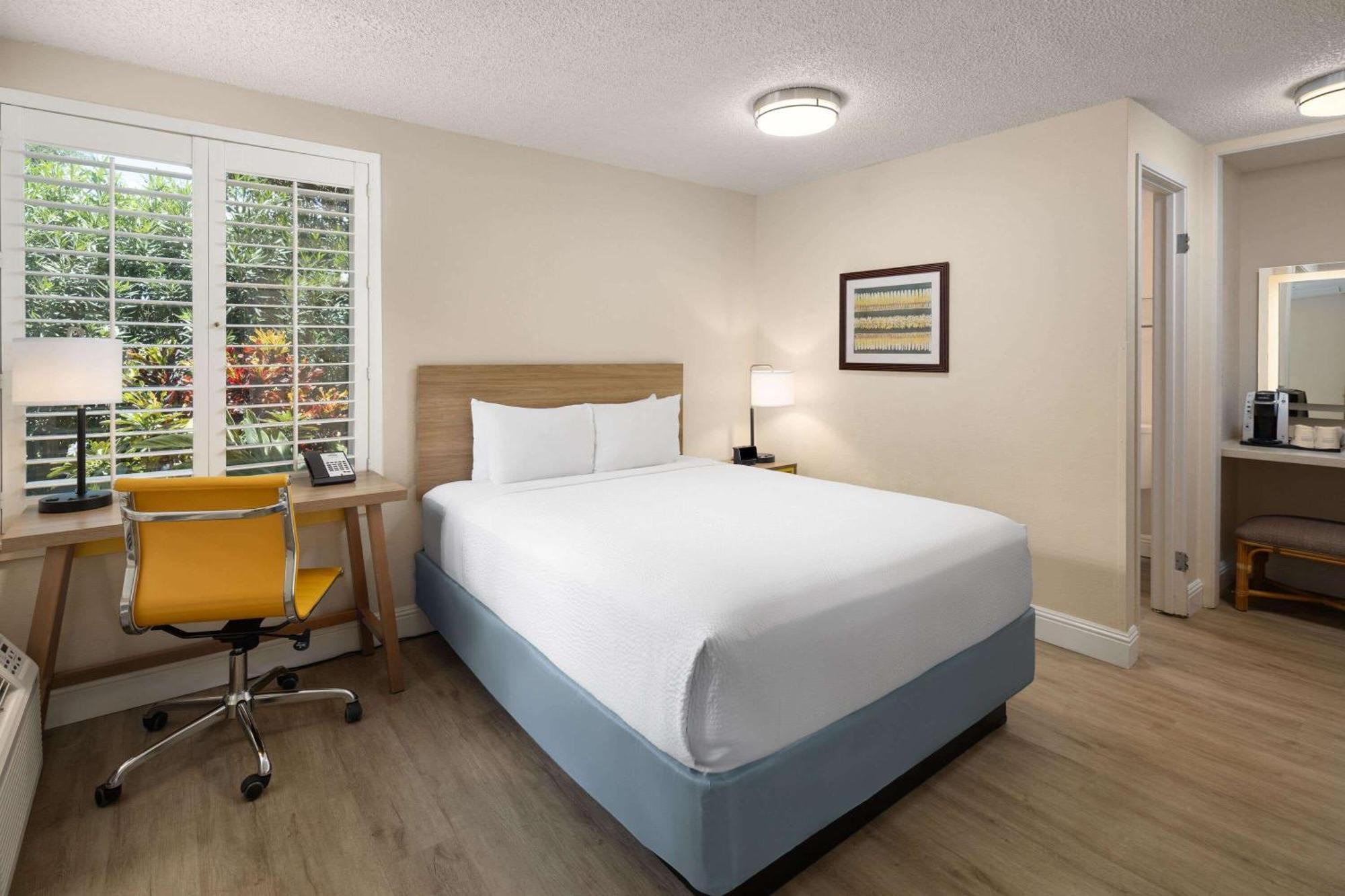 Days By Wyndham Maui Oceanfront Hotel 2*