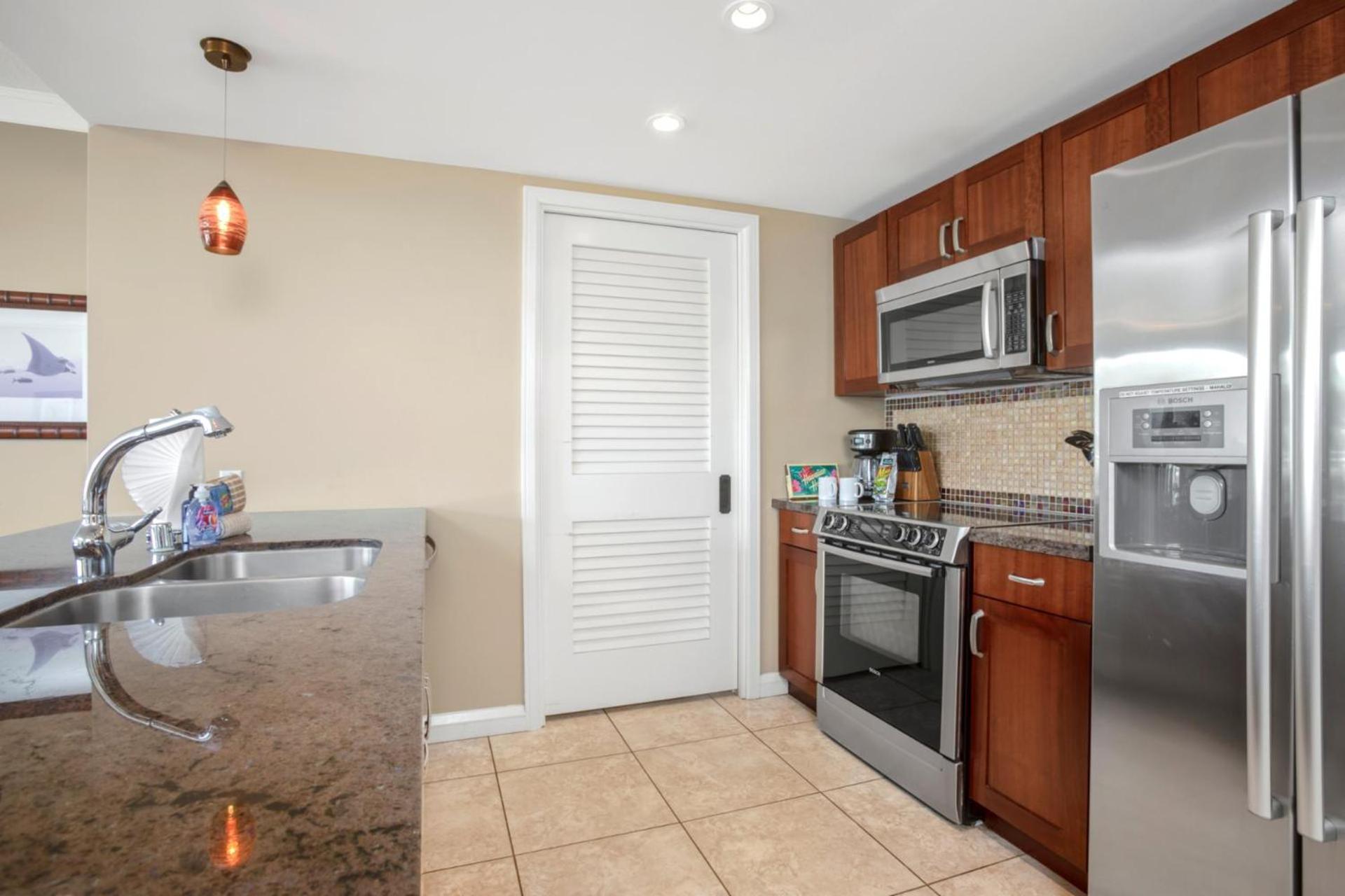 Kbm Free Car Honua Kai Hokulani Ocean View 2bedroom Hkh-648 Spectacular Xl Lanai Ocean Views Apartment *