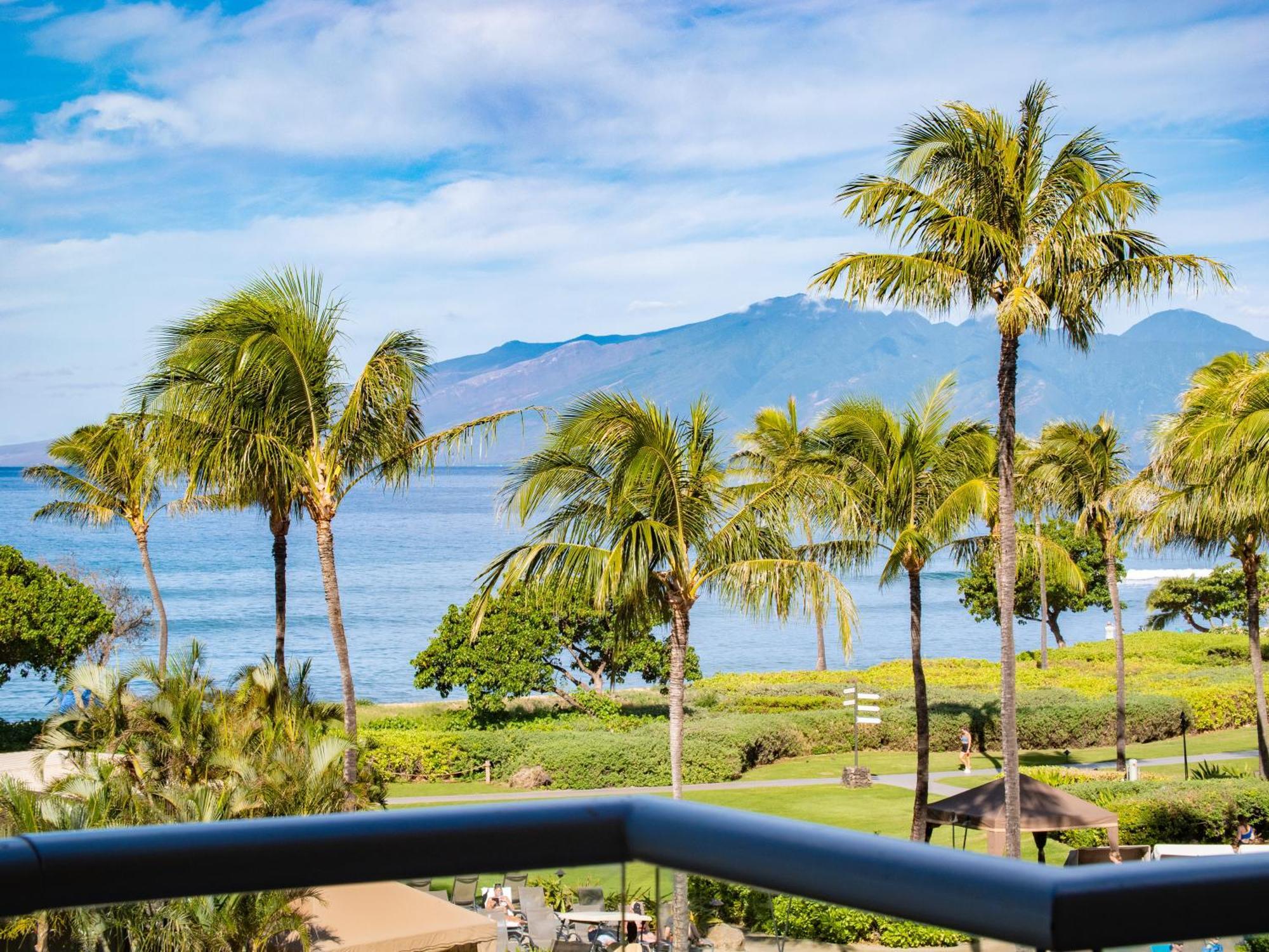Oceanfront Views Above Dukes - Wrap Around Lanai - Outdoor Kitchen Honua Kai H351 Holiday home *