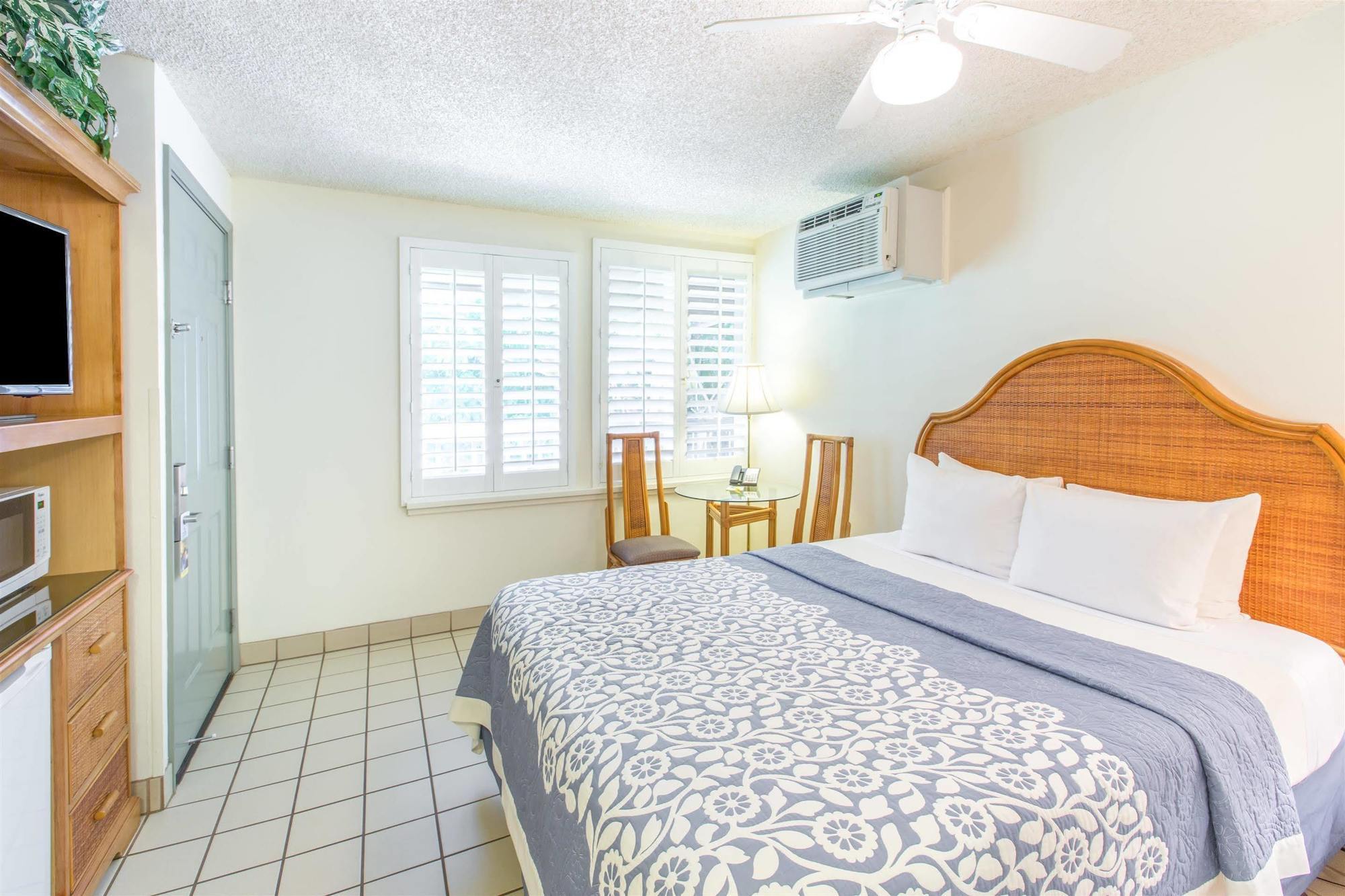 Hotel Days By Wyndham Maui Oceanfront
