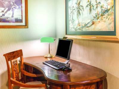 Days By Wyndham Maui Oceanfront Hotel 2*