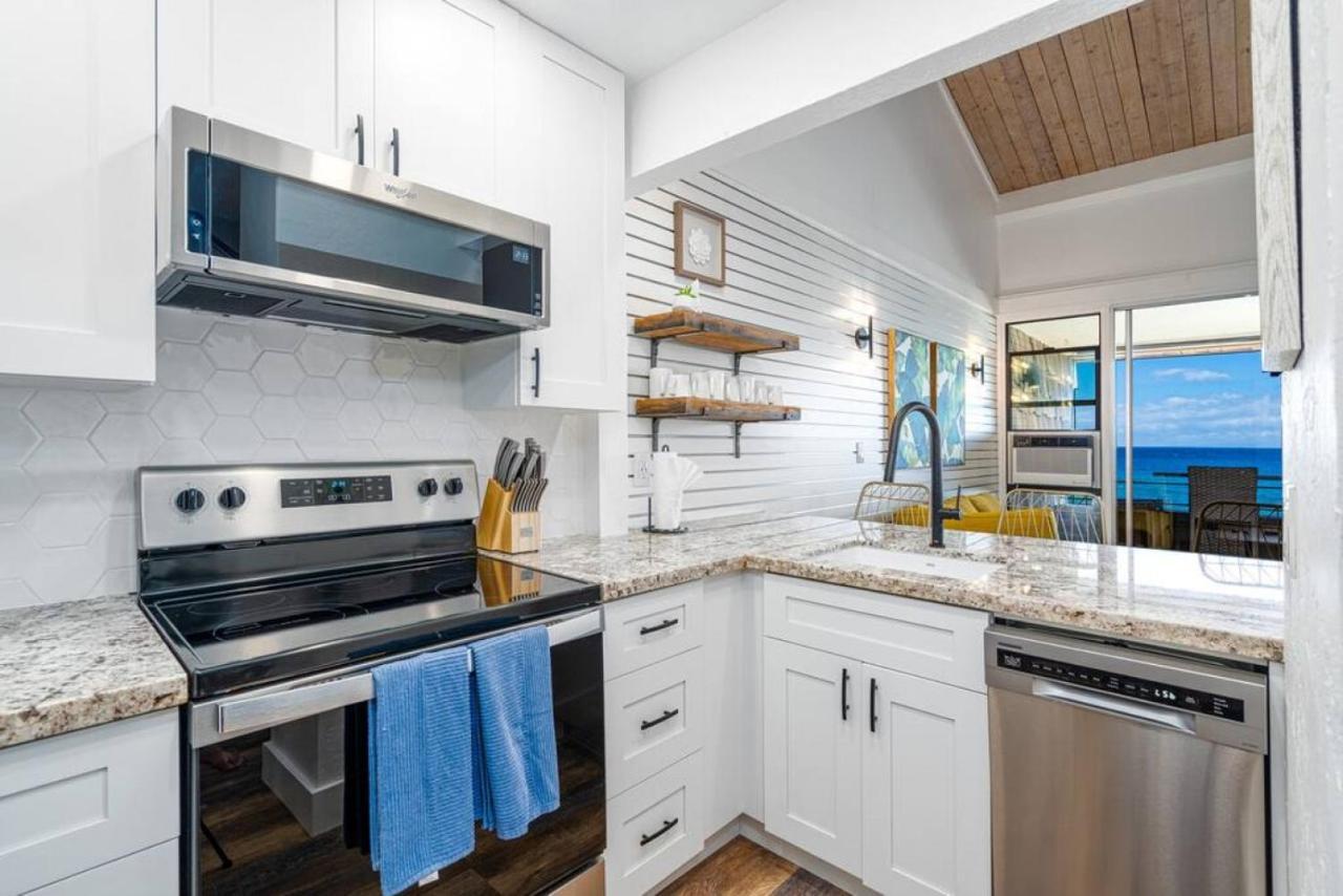 Holiday home Modern-rustic Renovation Direct Oceanfront Penthouse Kahana