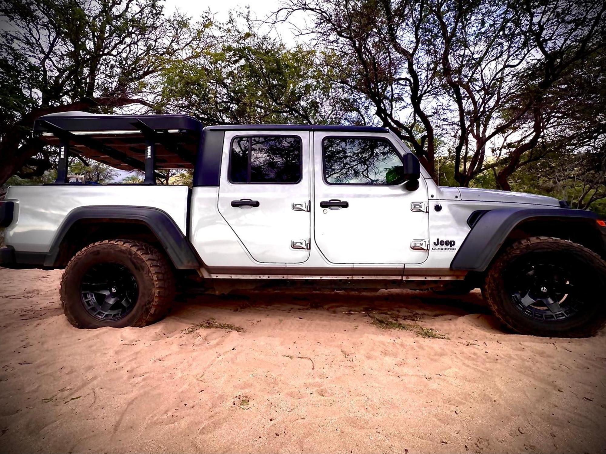 Luxury tent Embark On A Journey Through Maui With Aloha Glamp's Jeep And Rooftop Tent Allows To Discover Diverse Campgrounds, Unveiling The Island's Beauty From Unique Perspectives Each Day