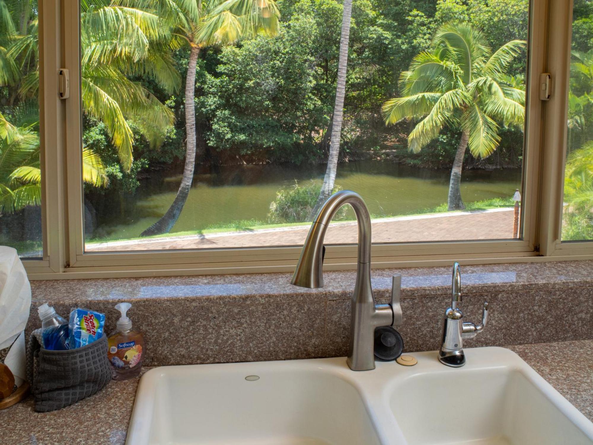 Aloha Aku Ohana - Spacious Garden View Oasis