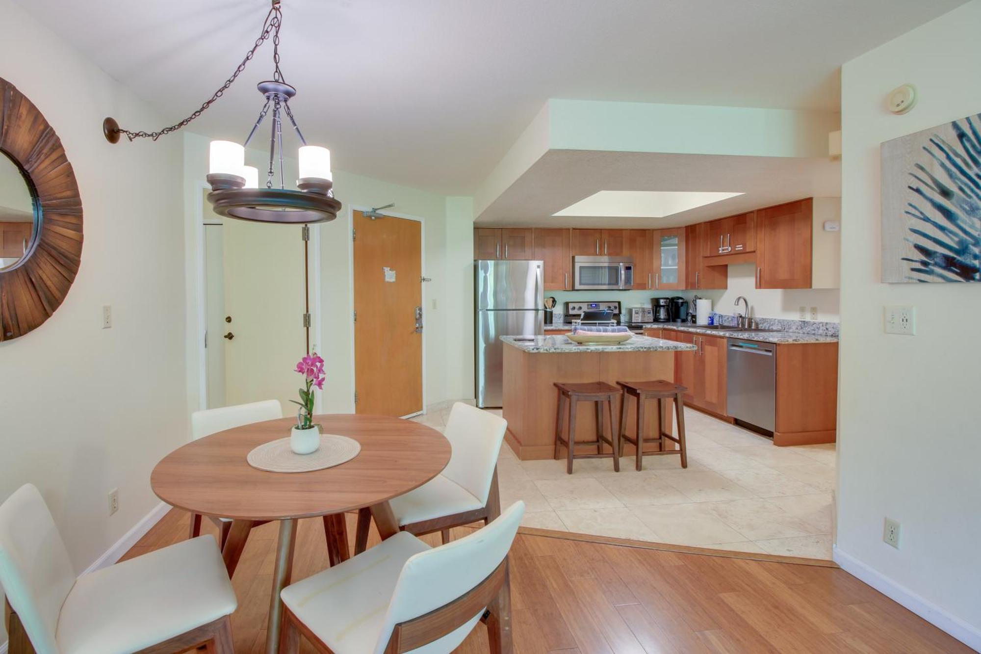 Steps To Shore Kihei Beachgoers With Pool! Apartment