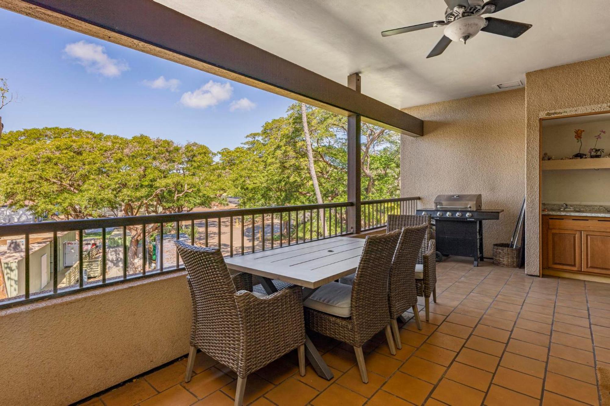 Ocean Bliss Awaits - Spacious Lanai - Outdoor Grill - Golf Course Views *