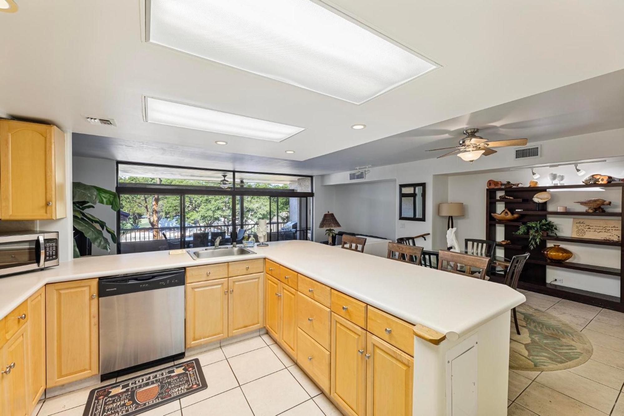 Ocean Bliss Awaits - Spacious Lanai - Outdoor Grill - Golf Course Views Lahaina