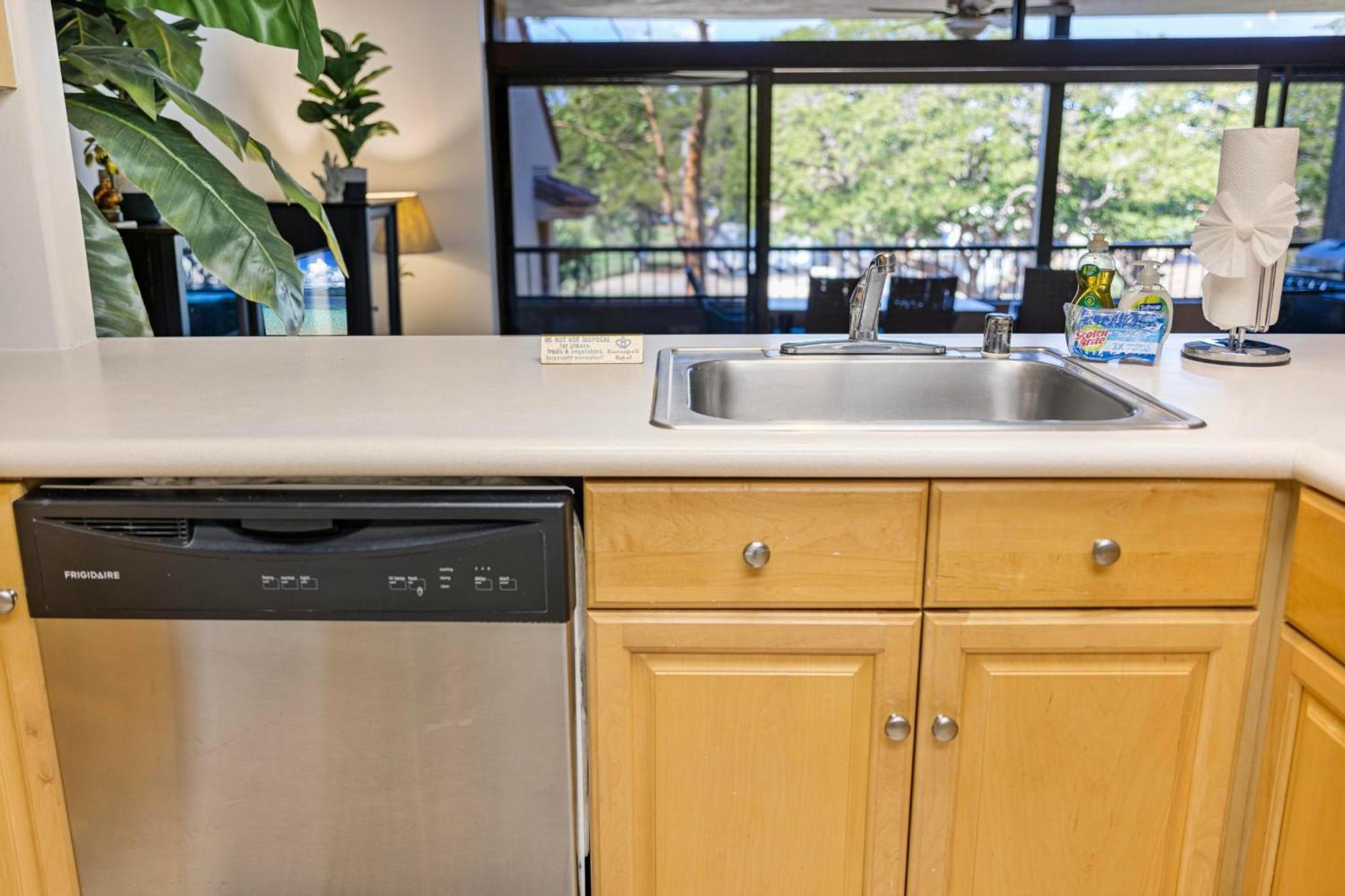 Ocean Bliss Awaits - Spacious Lanai - Outdoor Grill - Golf Course Views * Lahaina