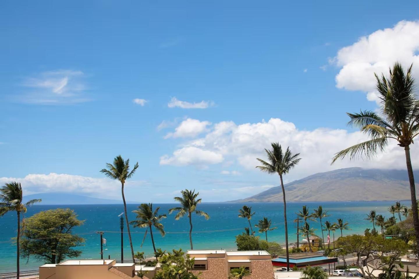 Stunning Ocean View 2 Bedroom Steps From Holiday home Kihei