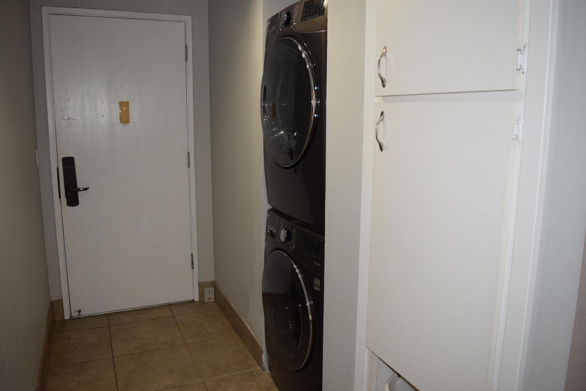Apartment Ground Floor Garden View Unit With Great Amenities *