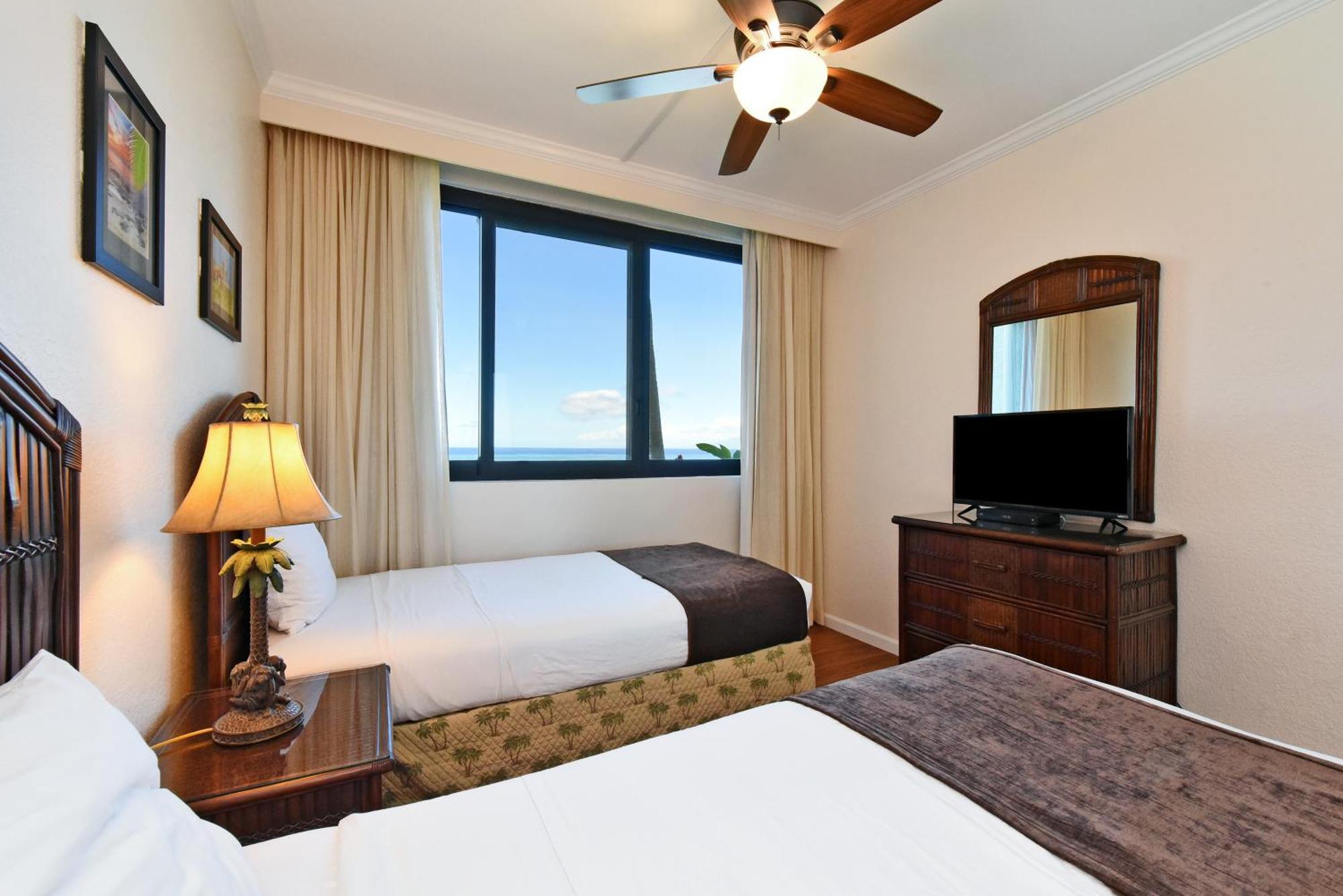 Resort Kaanapali Shores 160 - Sleep Steps Away From The Ocean Kahana
