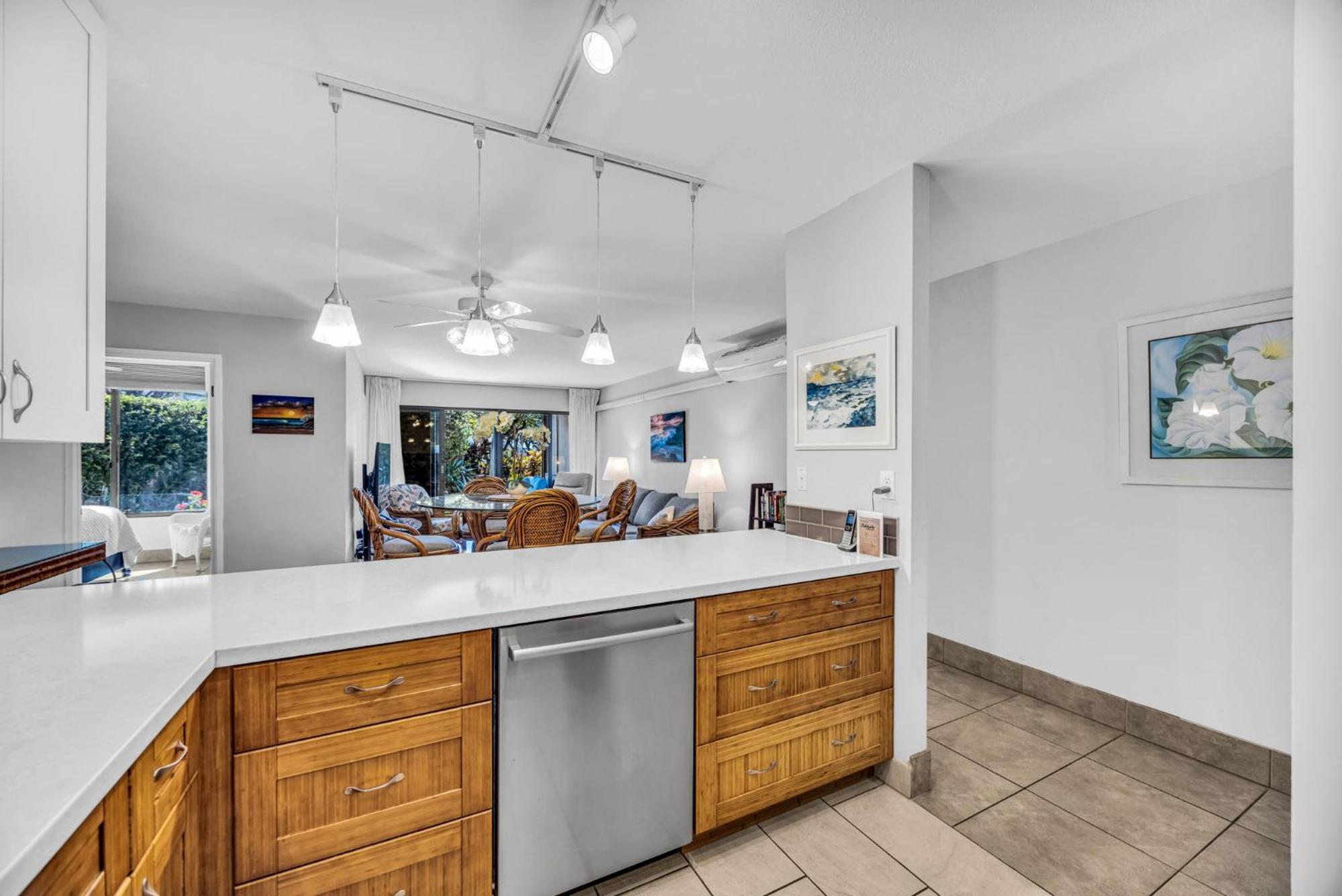 Apartment Ground Floor Garden View Unit With Great Amenities *
