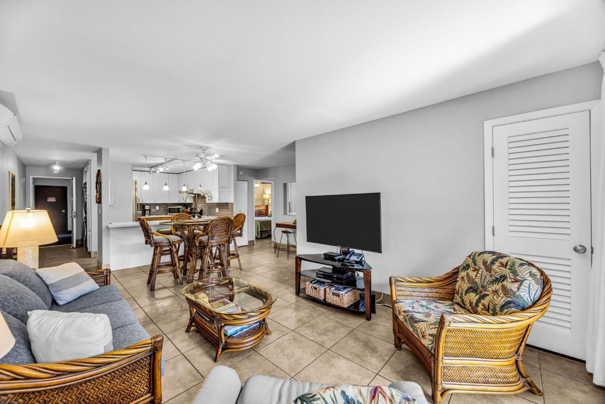 Apartment Ground Floor Garden View Unit With Great Amenities *