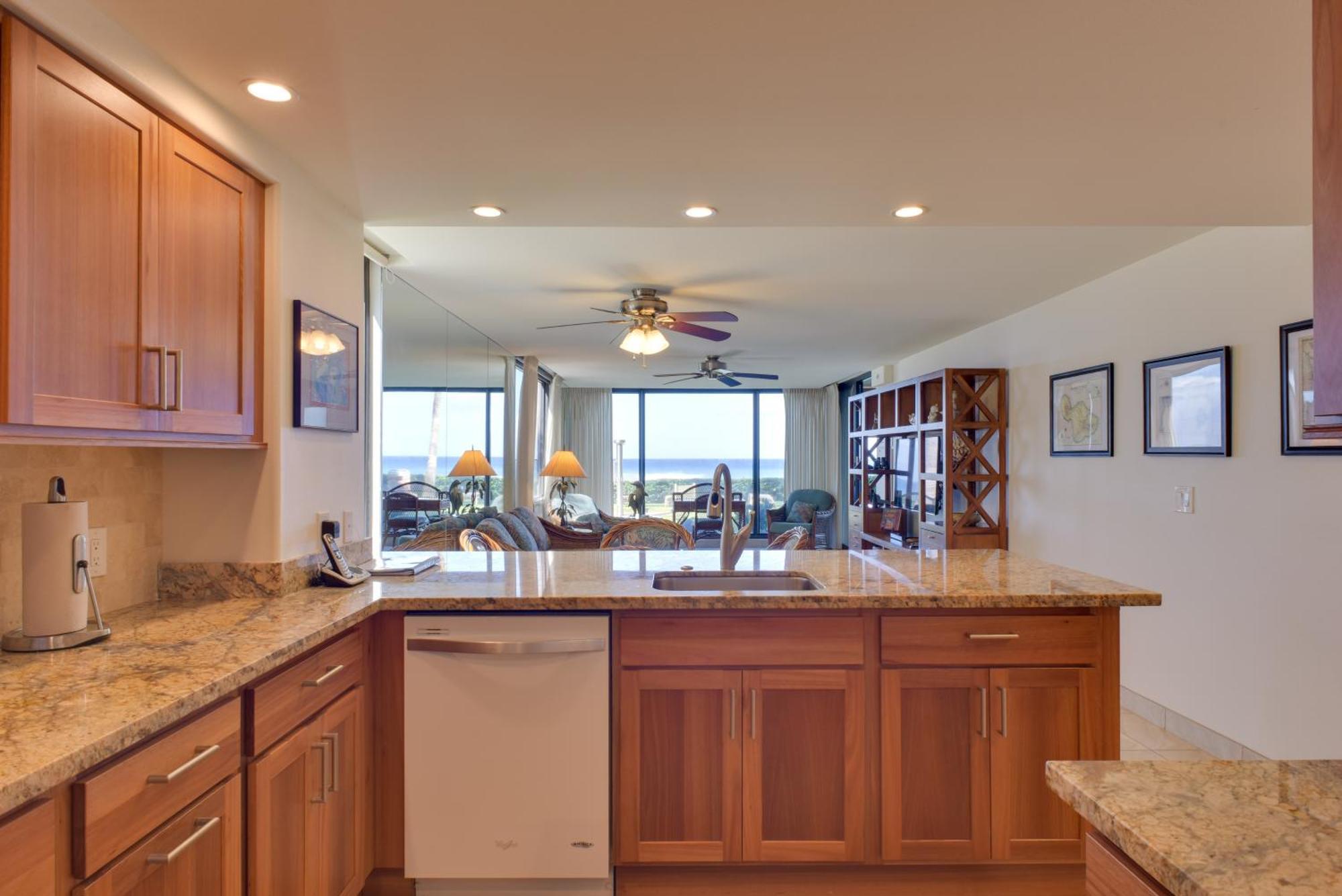 Lahaina With Patio, Ocean Views And Pool Access! Kahana